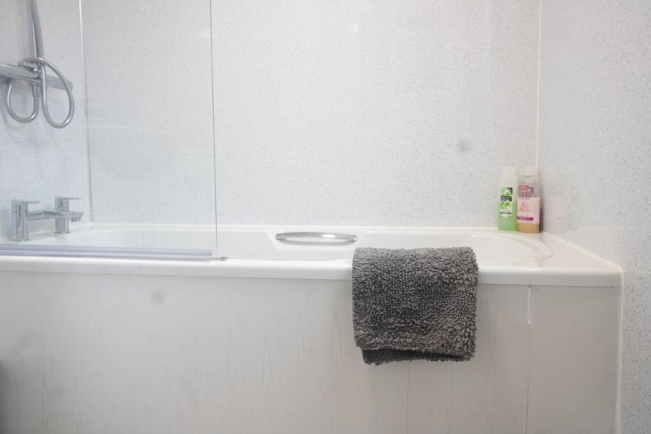 Adrian House, Near Hospital, Easy Parking + Garden Apartment Carlisle  Ngoại thất bức ảnh